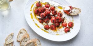 Dip van yoghurt met geroosterde tomaten
